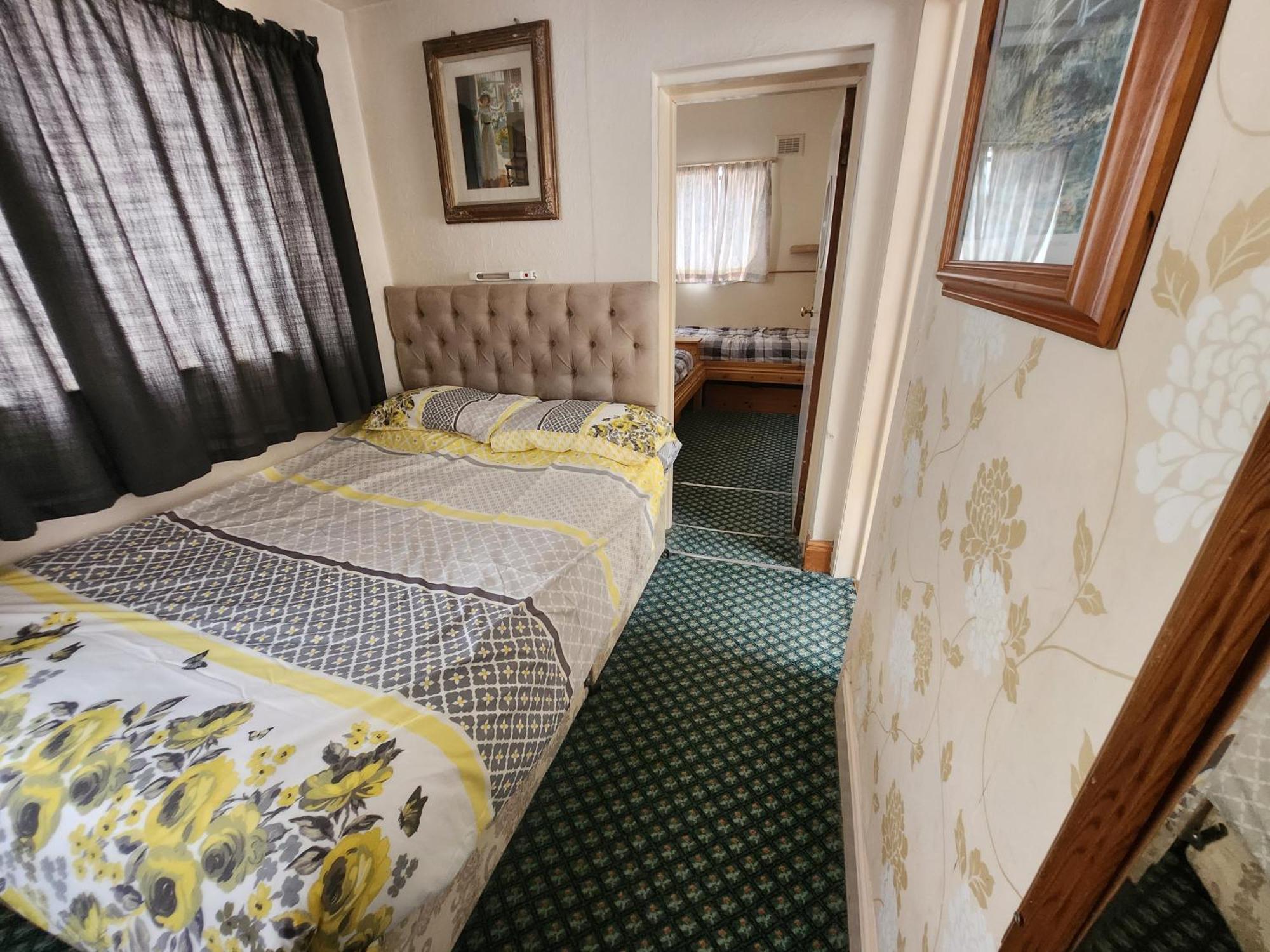 Queens Guest House Бийстън Екстериор снимка