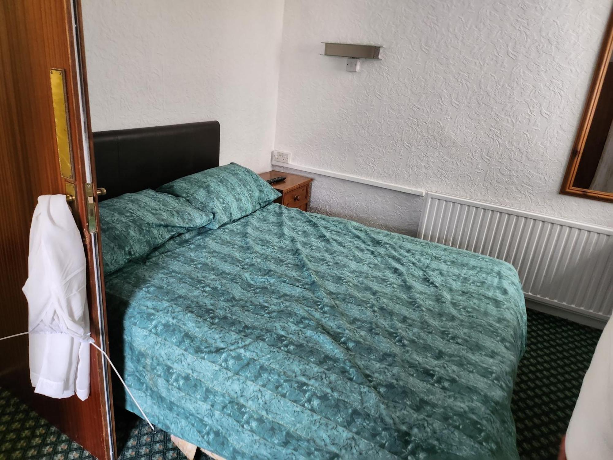 Queens Guest House Бийстън Екстериор снимка